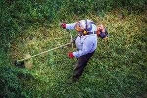 Executo trabalhos de jardinagem.