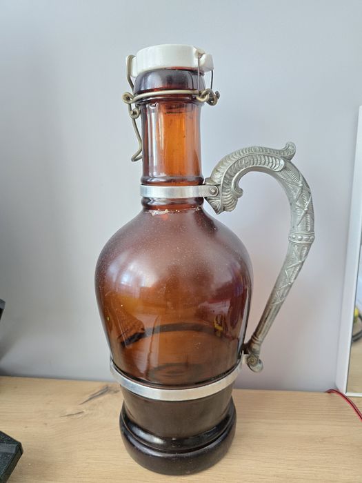 Stara butelka po piwie z ozdobnym uchwytem