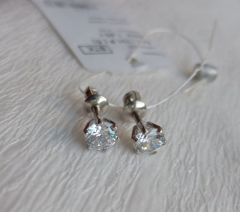 Серебряные серьги пусеты на закрутке гвоздики с камнем 925 проба