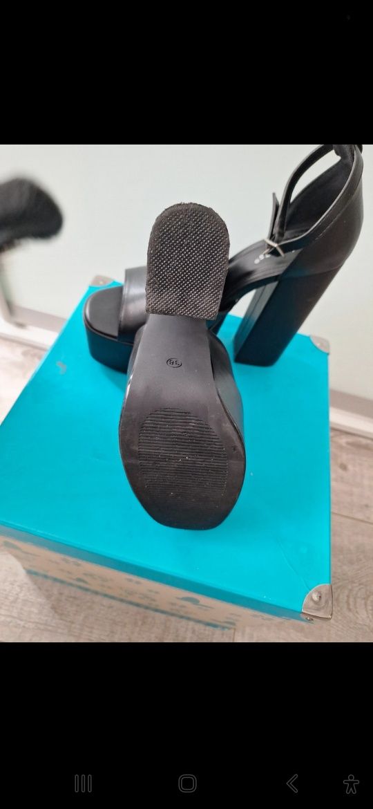 Nowe sandały na platformie/kotyrnie