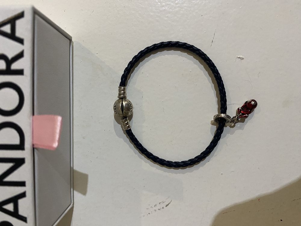 Pulseira de couro Pandora com conta SpiderMan