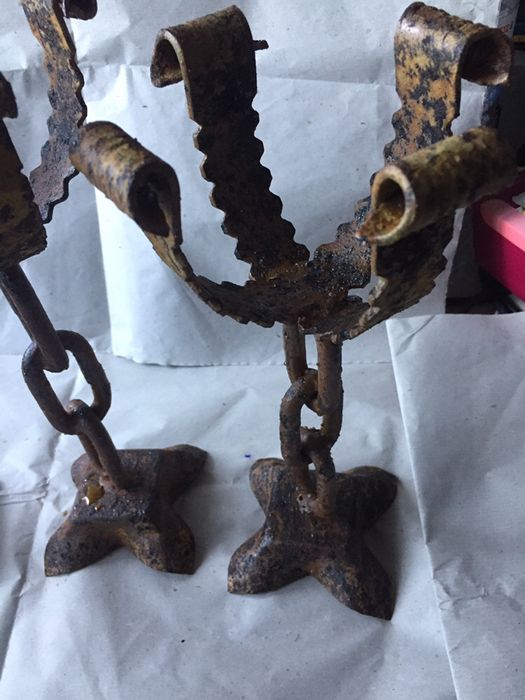 Muito antigos castiçais feitos manual