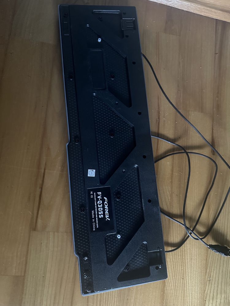 zestaw, komputer pc, nowy monitor i klawiatura,