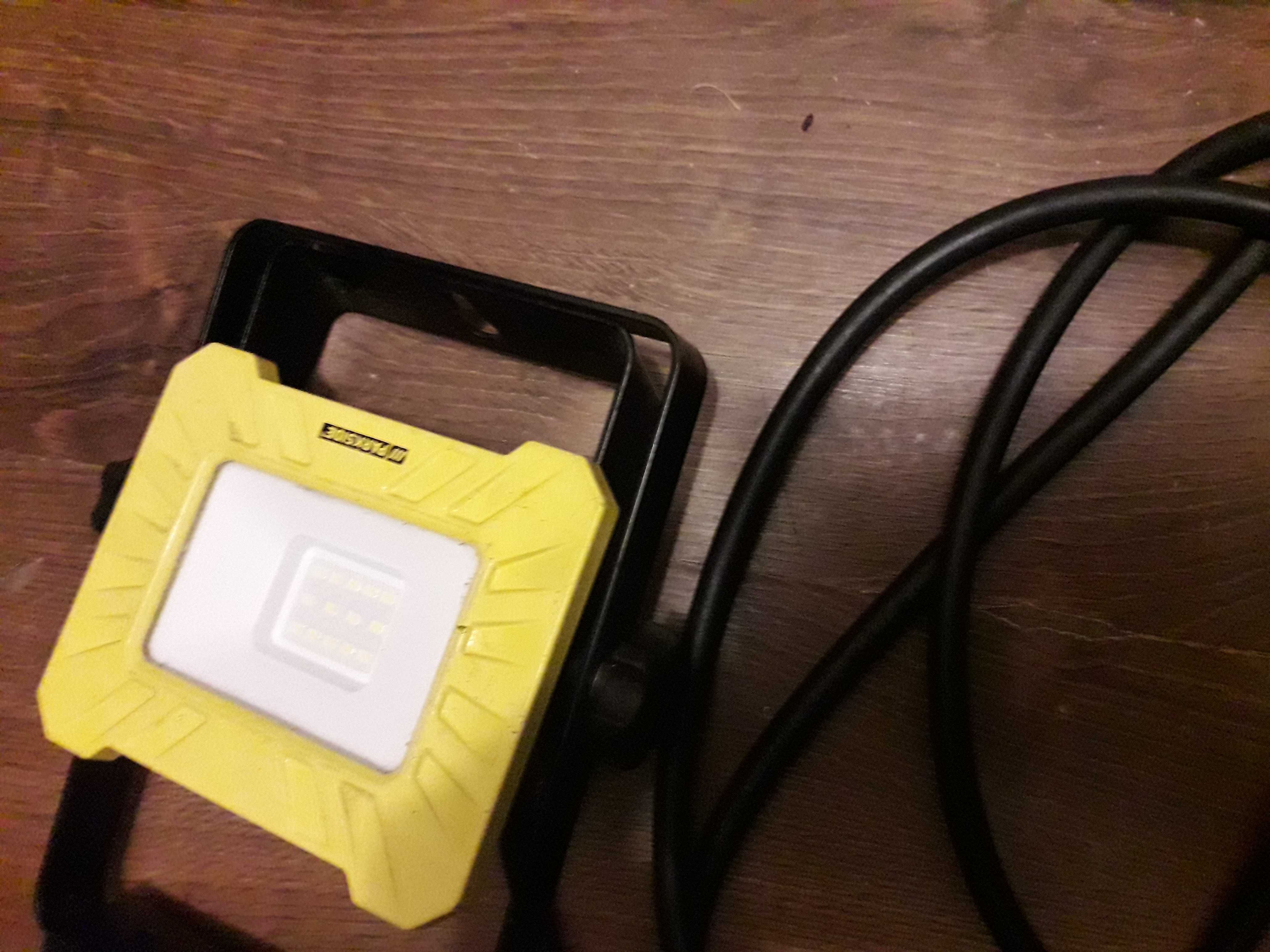 Lampa    budowlana garażowa warsztatowa