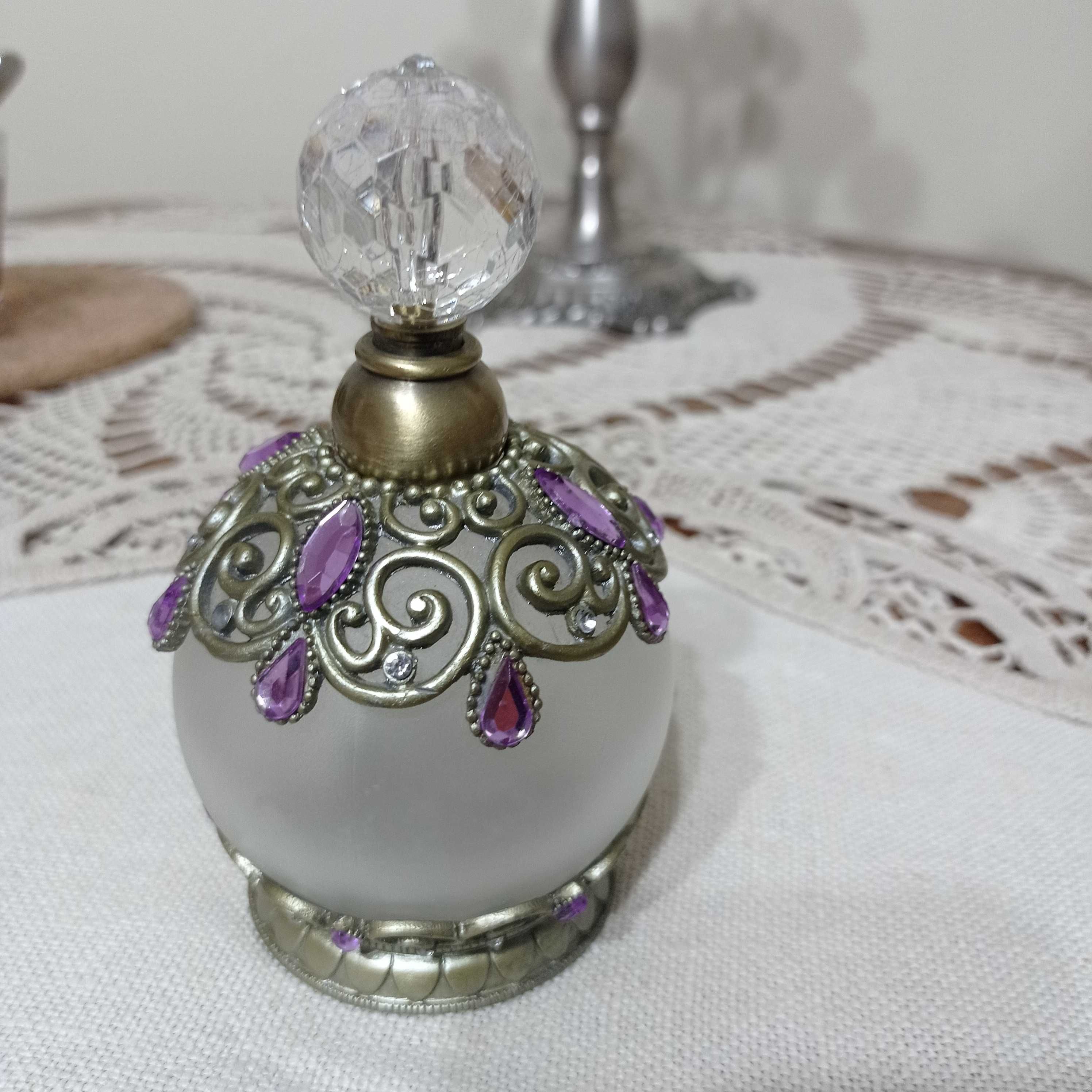 Okrągły, elegancki i dekoracyjny flakonik na perfumy