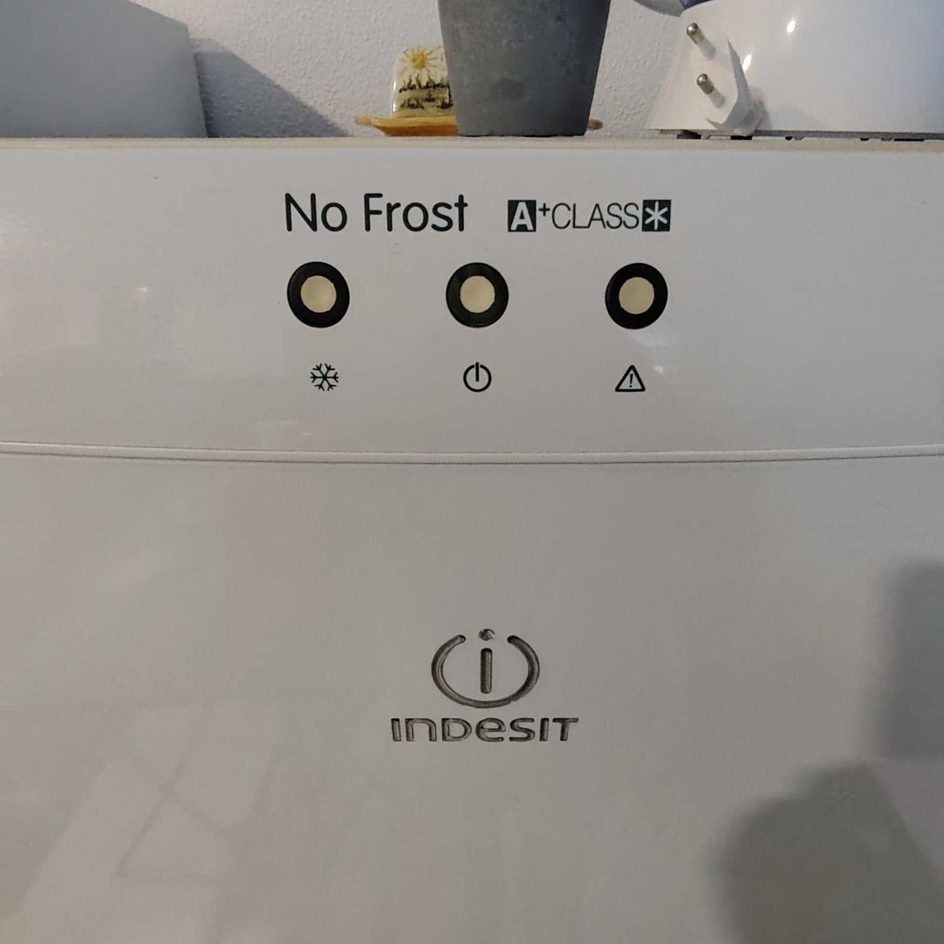 Arca congeladora vertical INDESIT