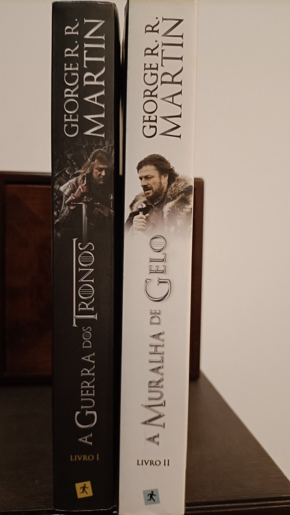 2 livros Guerra dos Tronos