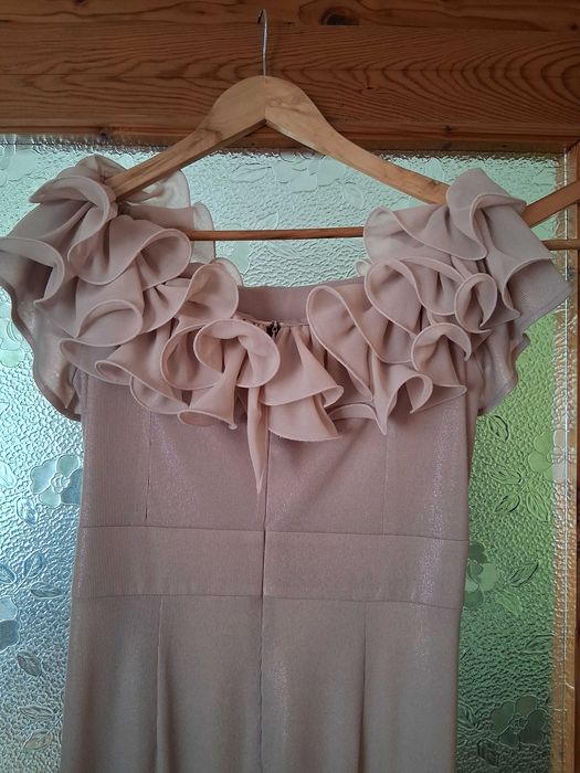 Długa sukienka z rozciętym przodem