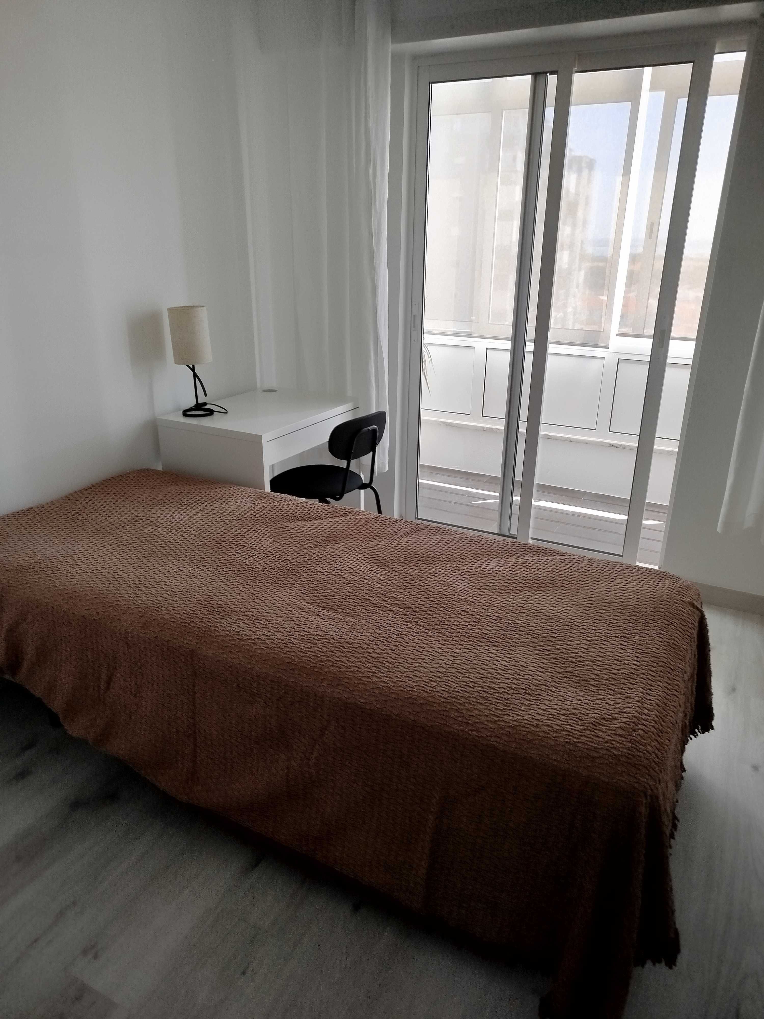 Arrendo quarto junto ao metro ,  Almada