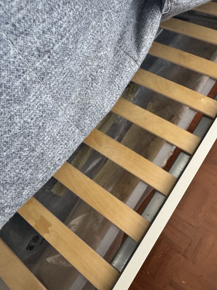 Estrutura de cama branca e colchão de mola IKEA com 140x200.