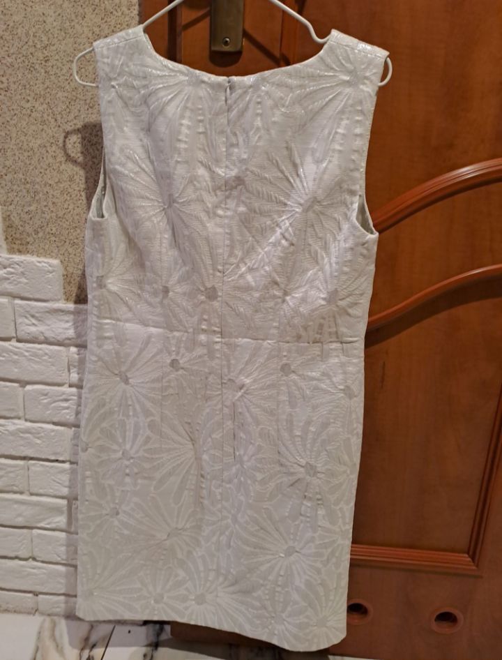 Oddam Biała sukienka z błyszczącą srebrną nitką