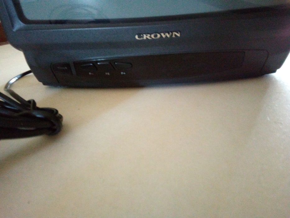 Televisor Crown portátil anos 90 funciona