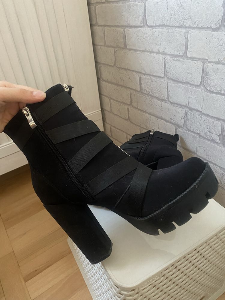 Czarne botki na wysokim obcasie