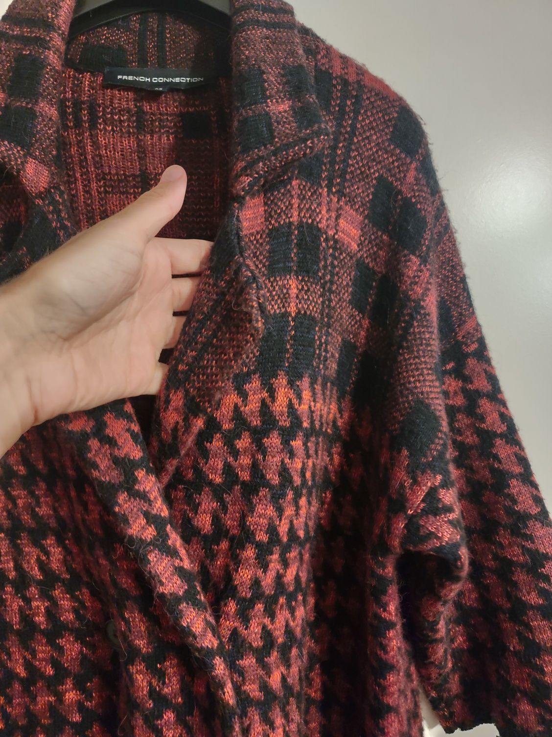 Sweter, narzutka w kratkę czerwono-czarną, rozmiar S/M