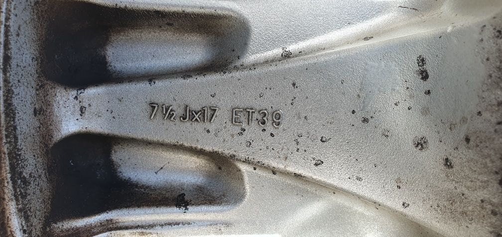 Felgi  aluminiowe 17" z oponami od opla omegi.