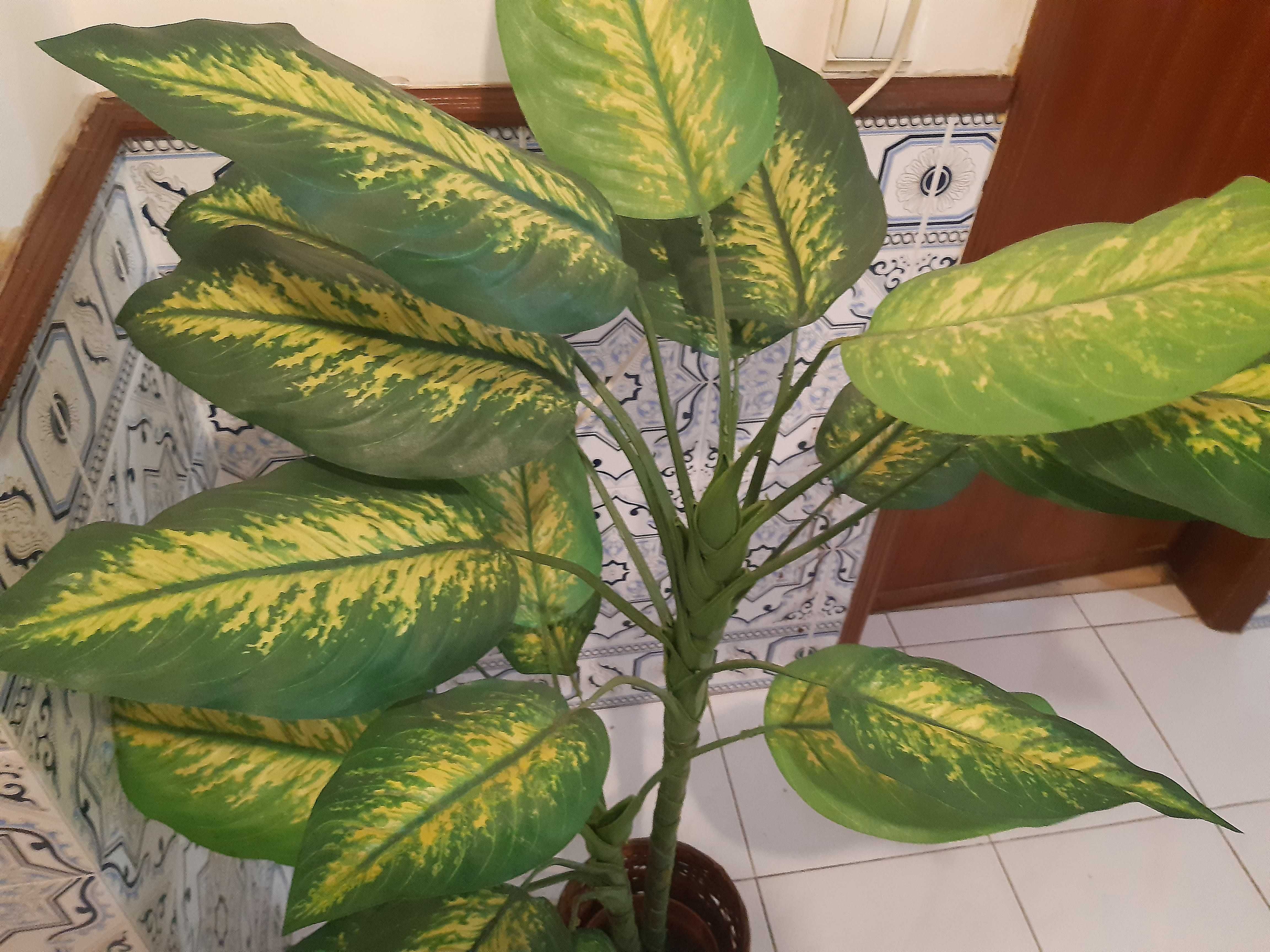 Planta artificial em cesto verga,1metro e 5cm altura, excelente estado
