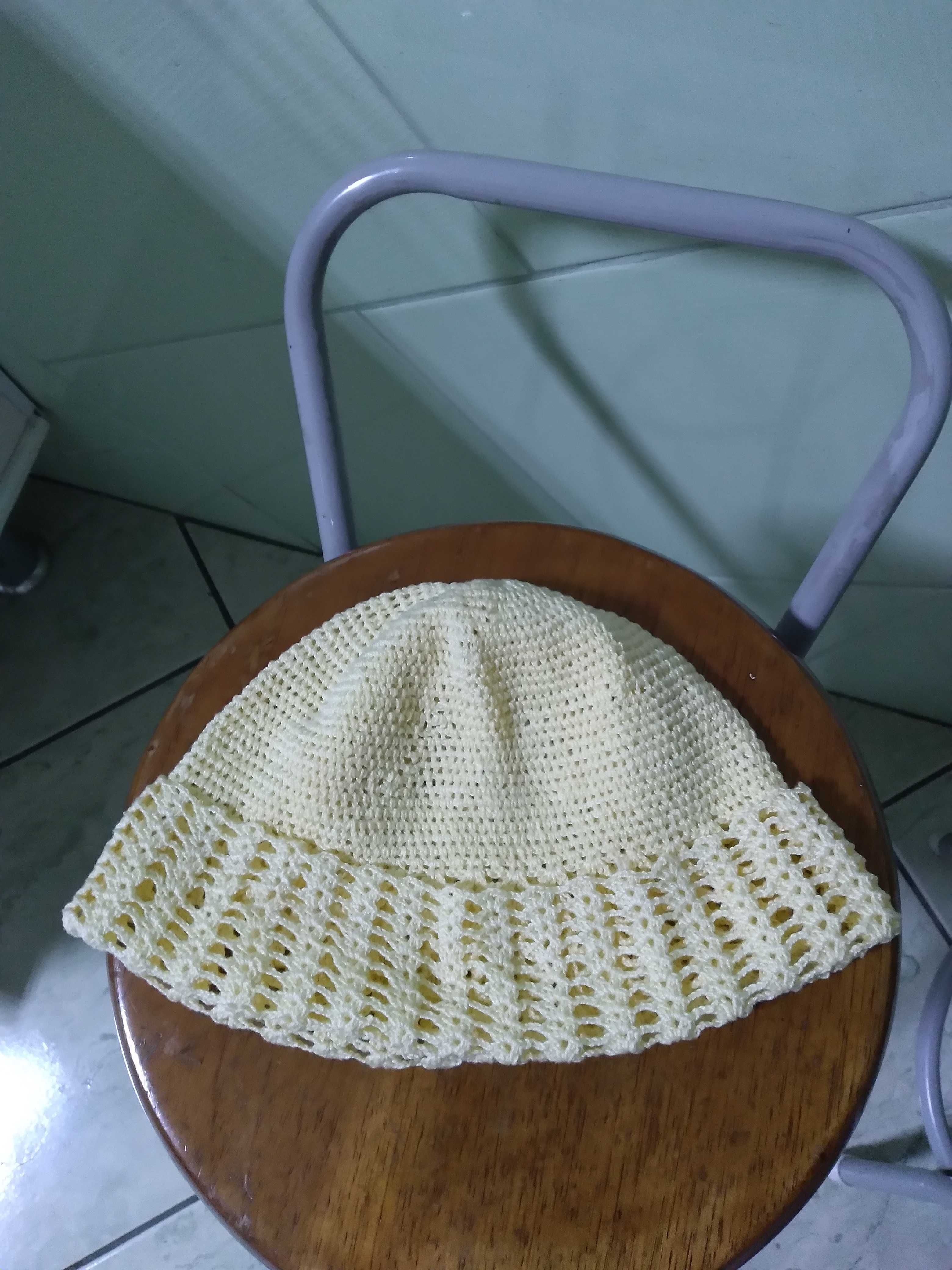 Gorro crochê bege sem uso. Adulto