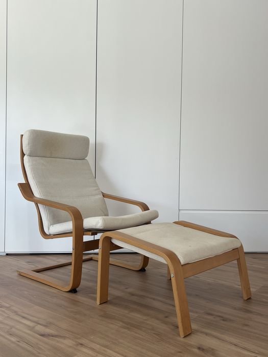 Poltrona e repousa pés POÄNG da IKEA
