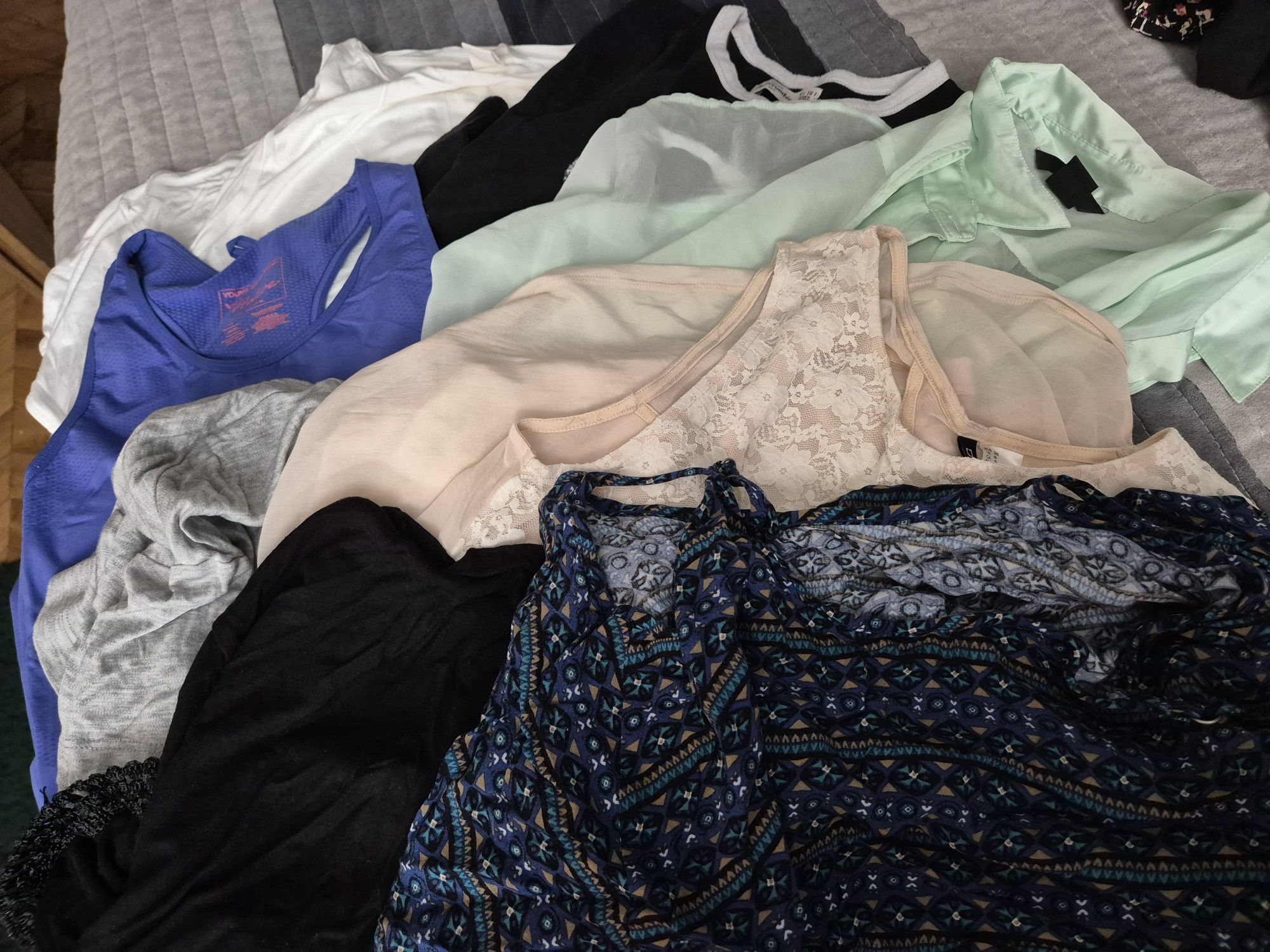 Karton koszulek, crop topy