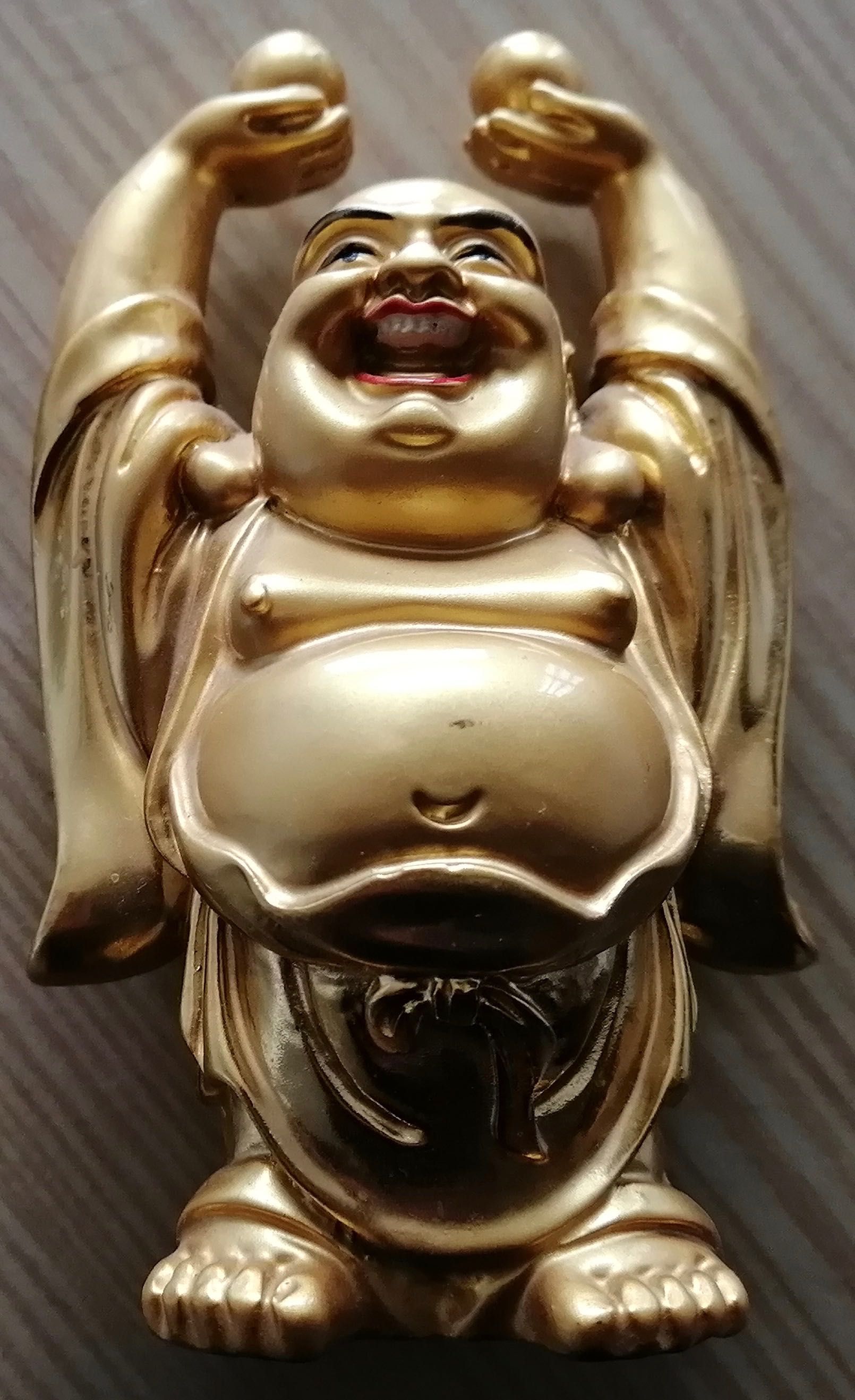 figura de buda em metal