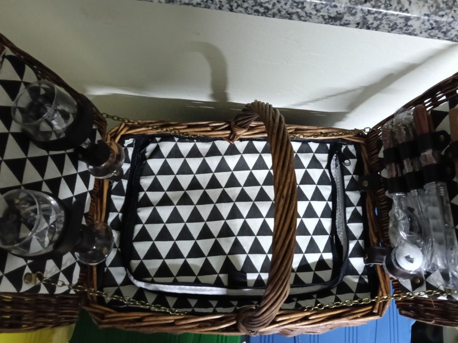 Wiklinowy koszyk piknikowy z wyposażeniem dla dwóch osób