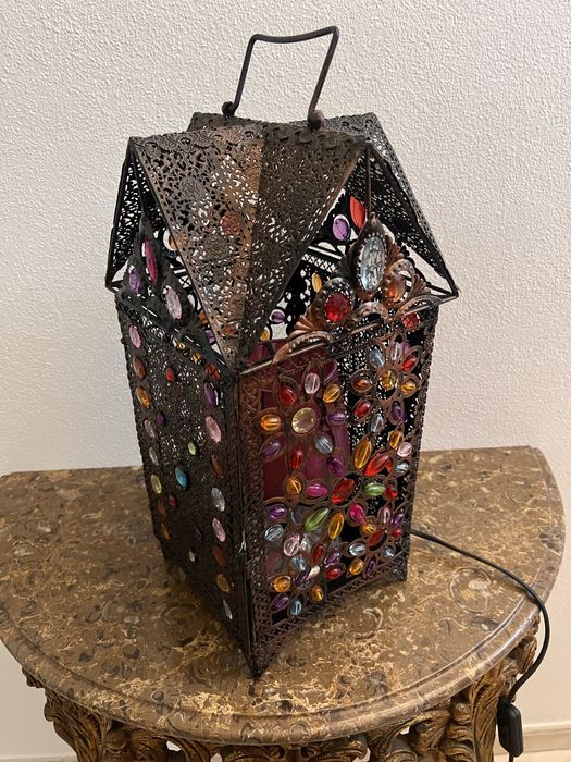 Candeeiro de mesa com pedras