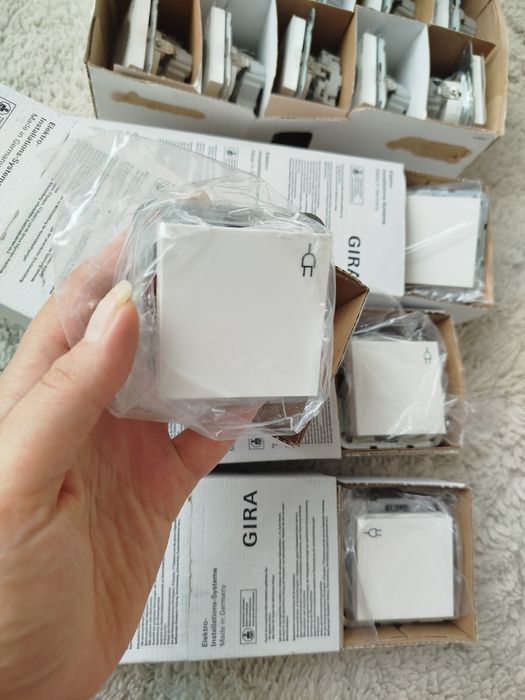 Розетка 55 білий Gira