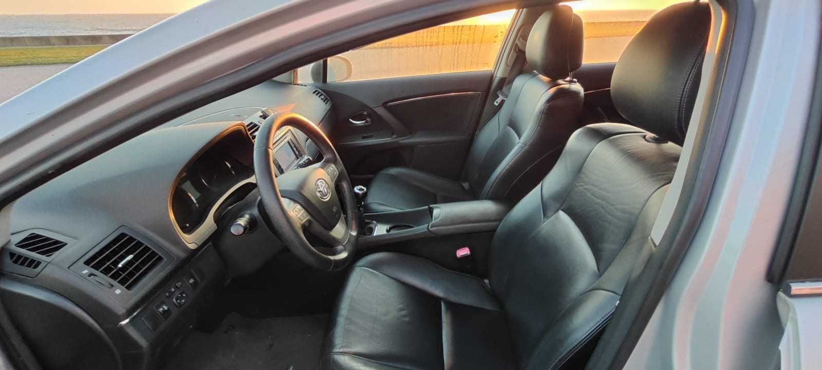 Toyota Avensis 2.0 D4D (126CV) - Exclusive + Estofos em Pele + GPS