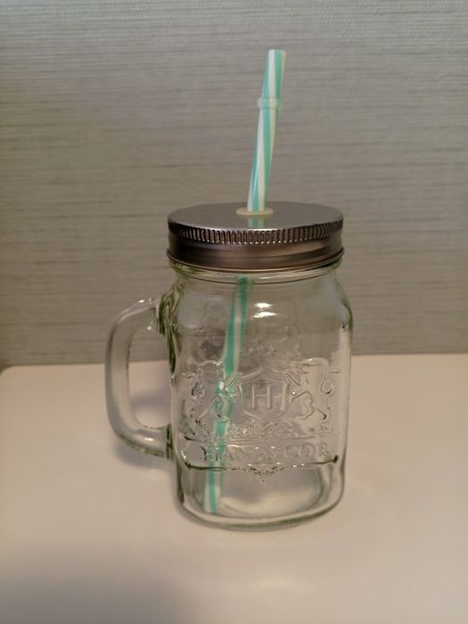 Скляна чашка з соломинкою