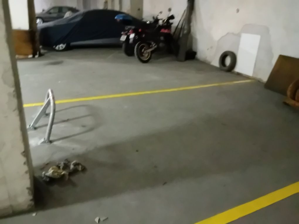 Parqueamento p/ motos, numa grande garagem, portão de entrada eletric
