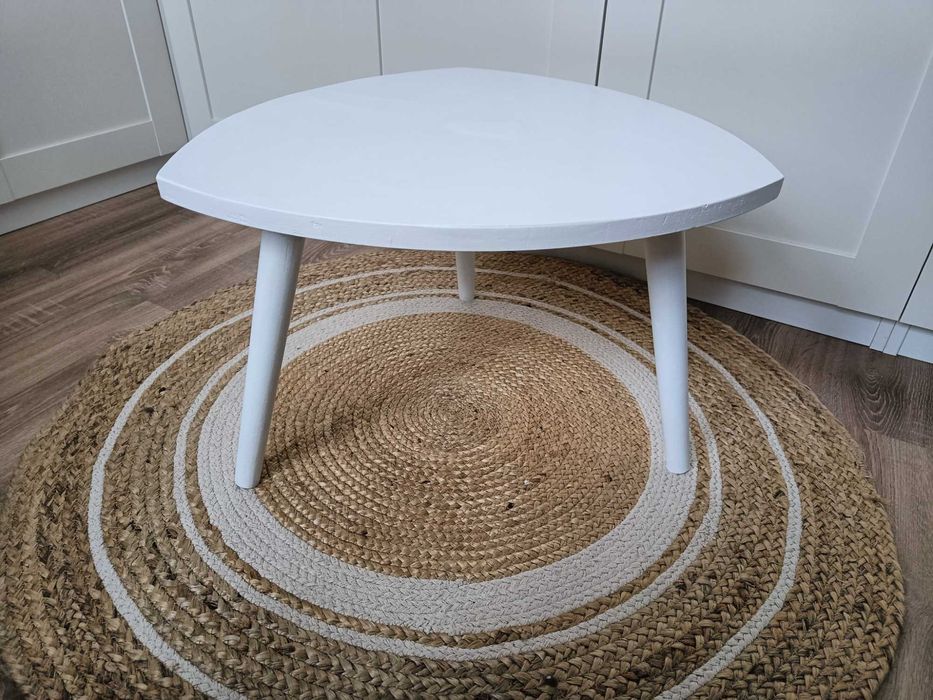 STÓŁ / Stolik niski biały trójkąt na 3 nogach / Ława szer 55cm +Gratis