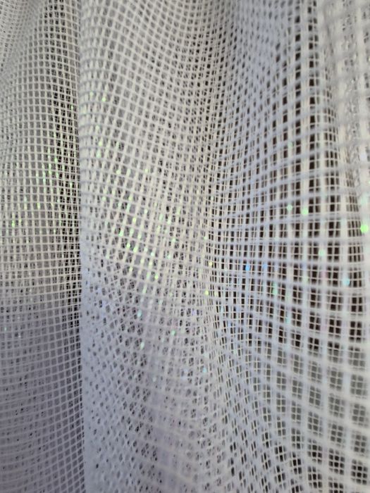 Firanka biała z gipiurą szerokość 1,50 m, wysokość 1,10 m.