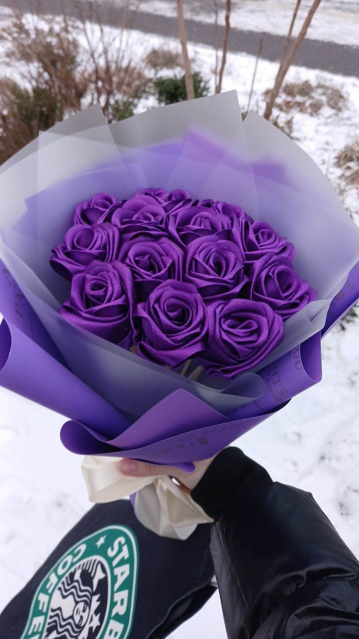 Букет роз из атласных лент.