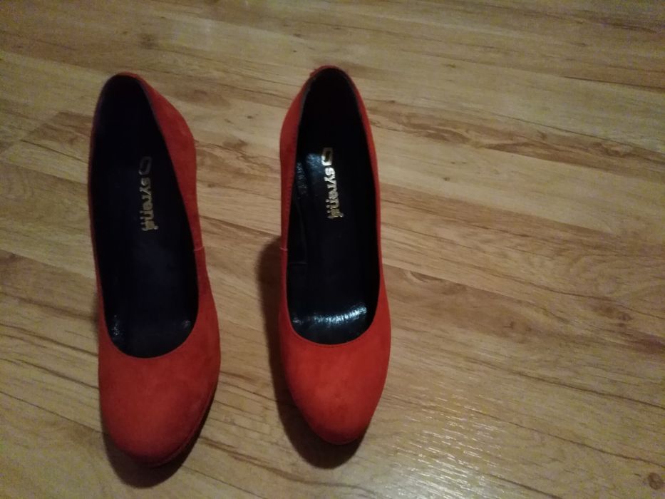 Czerwone zamszowe buty na slupku
