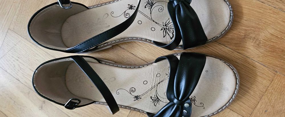 Sandały dziewczęce czarne r. 35 (22,5 cm)