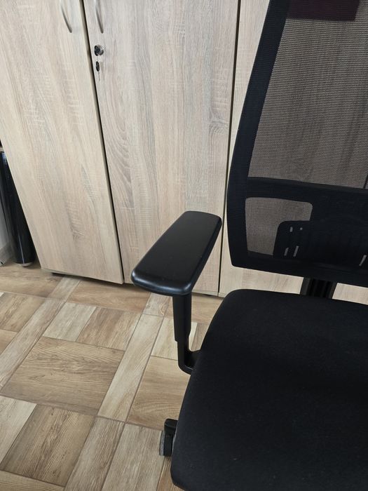 Fotel ergonomiczny biurowy z zagłówkiem