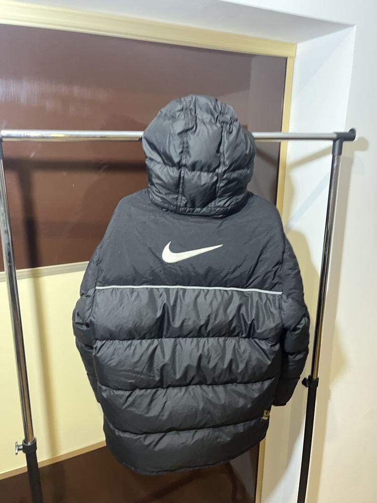 Пуховик Nike.