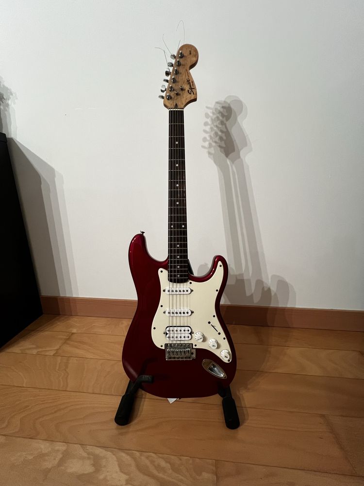 Guitarra Fender Squier Strat com amplificador