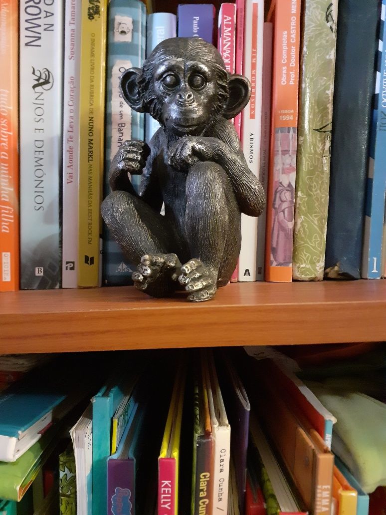 Macaco Chimpanzé Estatueta Decoração para estante 17 cm