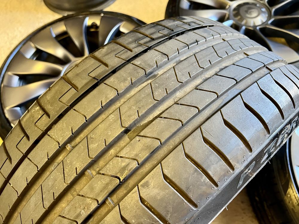 Komplet kół letnich TESLA Uberturbine 235/35R20. Felgi 5x114.3.