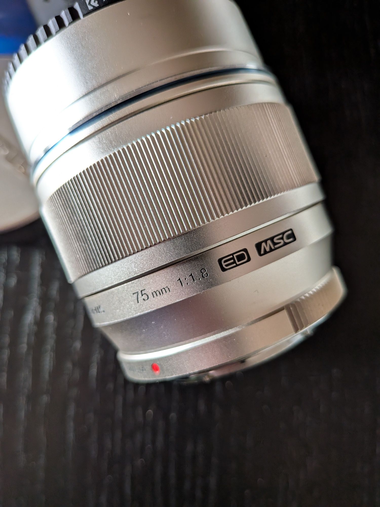 Olympus M.Zuiko Digital ED 75mm f/1.8 c/ extras