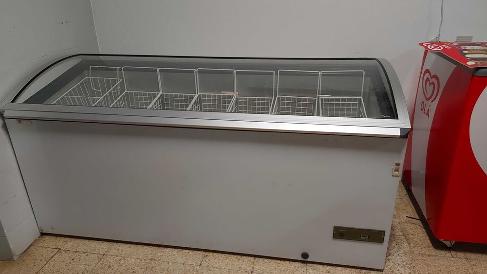 Vitrines e arcas frigorificas para bebidas/ congelados