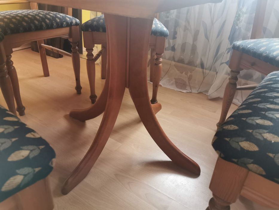 Stół rozkładany z krzesłami, bardzo wygodne krzesła