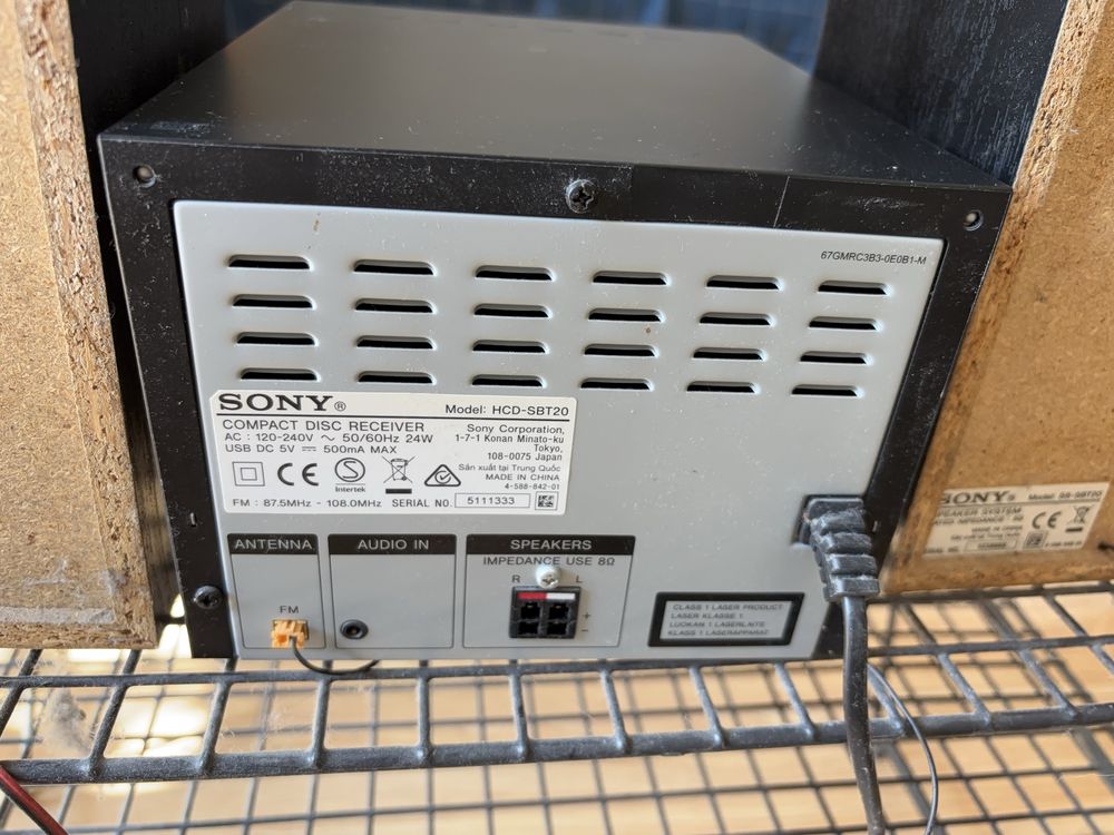 Sprzęt grający Sony z głośnikami