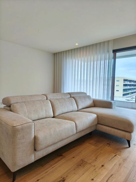 Sofá Novo com Chaise Long - Cor Crudo