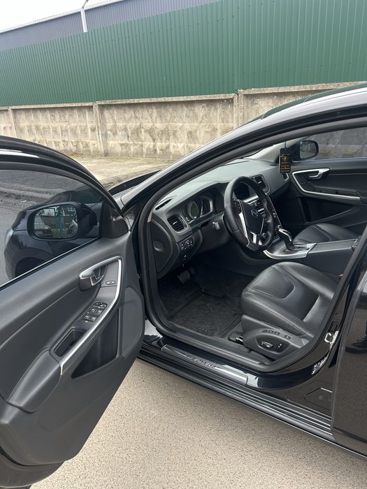 Продам власний Volvo V60 D4 2014