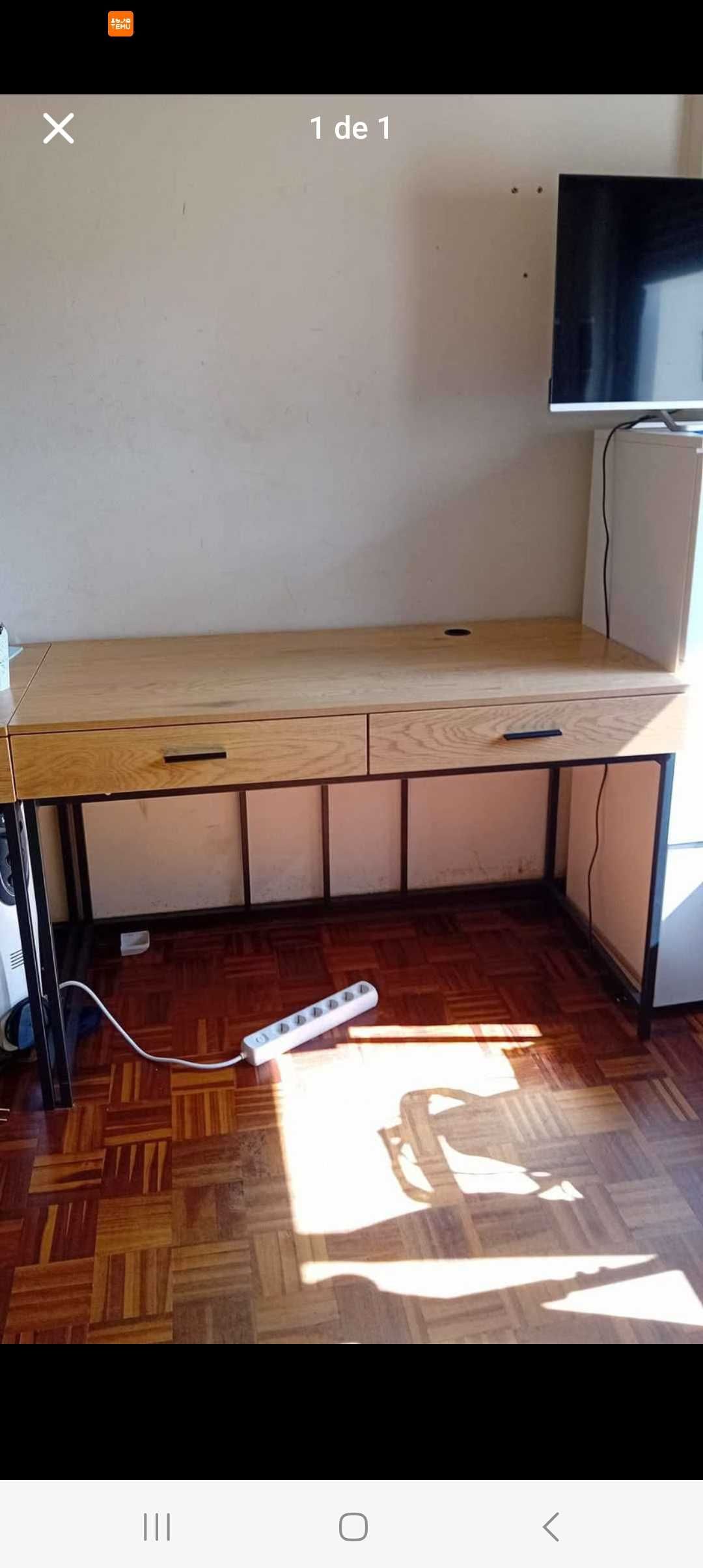 Secretária castanha e preta