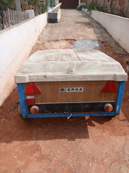 Um atrelado para carro ou moto quatro