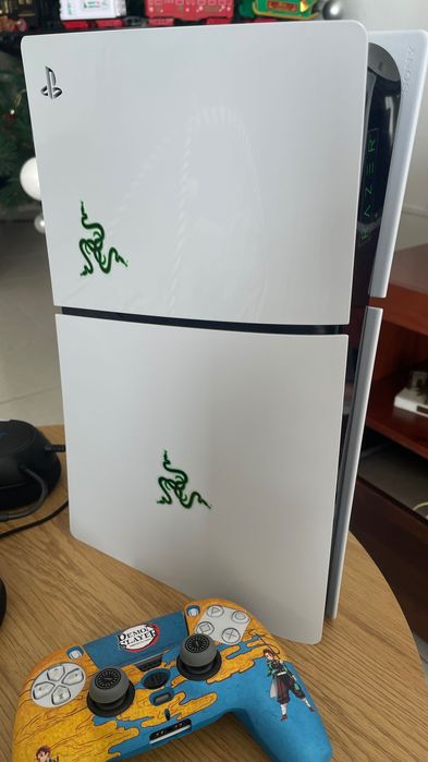 PlayStation 5 Slim 1TB com 2 comandos e HeadPhones