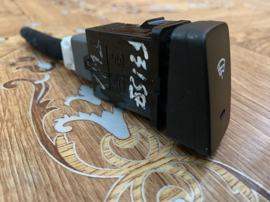 Кнопка підігріву лобового скла Hyundai Tucson